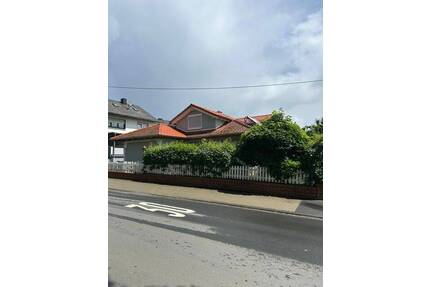 Toller Bungalow mit überdachter Terrasse, Doppelgarage und schönem Garten in Haiger-Allendorf gelegen