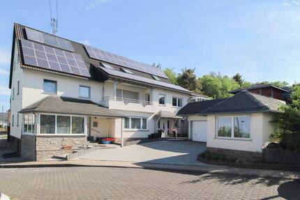 Vielseitiges Zweifamilienhaus mit großem Potenzial in Rödelhausen