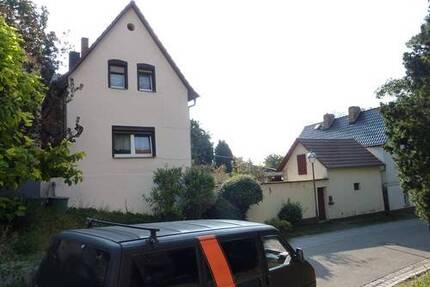 - Teilunterkellertes Einfamilienhaus mit Nebengebäuden - - Weißenfels Burgwerben