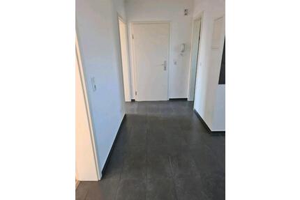 Renovierte 3 Zimmer Wohnung, EBK, Balkon in Dessau Zentrum - Dessau-Roßlau