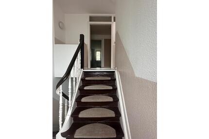 Frisch teilsaniert! Helle 3,5-Zimmer-DG-Wohnung (81 m²) - Duisburg Essenberg