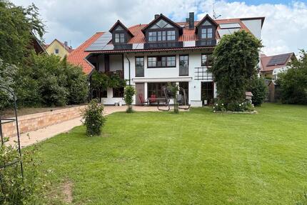 Mehrgenerationen Haus mit kleinem Bach hinter dem Haus und Wiese - Burkardroth