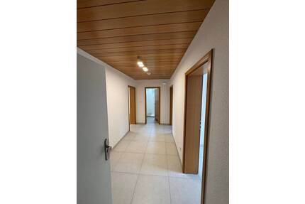 Sofort verfügbare, umfassend modernisierte 3-Zimmer-Eigentumswohnung mit Balkon in Trier-Heiligkreuz