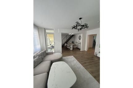 Hochwertig sanierte 5-Zimmer-Maisonette mit 2 Bädern & offenem Wohnbereich in Düsseldorf-Holthausen