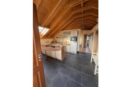 Vollmöbilierte 2,5 Zimmer Wohnung im Dachgeschoss mit Balkon - Mülheim an der Ruhr