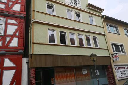 Haus mit 2 Wohnungen und einem Ladengeschäft in Hessisch - Hessisch Lichtenau