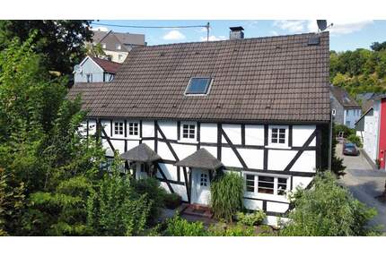 Historisches Fachwerkensemble im Herzen von Gummersbach – Einfamilienhaus mit separatem Gästehaus