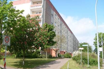 3-Zimmer-Wohnung im 5. OG mit Balkon zum Sonderpreis + 1 Monat Kaltmietfrei - Neubrandenburg Reitbahnviertel