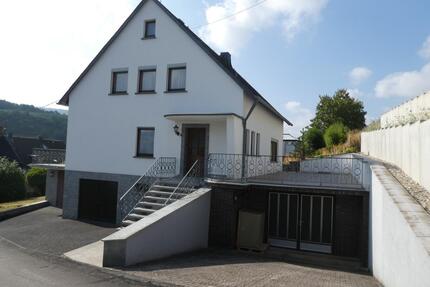 Achtung junge Familie - Freistehendes Wohnhaus mit 2 Garagen und großen Terrassen in Fell
