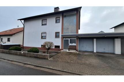 Mehrfamilienhaus mit Garagen und Eigentumsgrundstück in Mehlingen