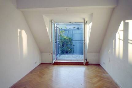 Gepflegte 3-Zimmer-Dachgeschoss-Wohnung mit Balkon in München-Ludwigvorstadt