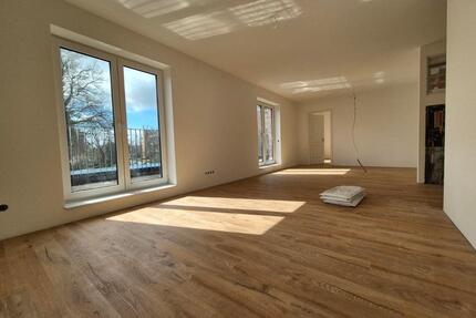 Zum Verlieben: 2-Zimmer im Staffelgeschoss – ein Zuhause voller Licht mit Fahrstuhl - Norderstedt