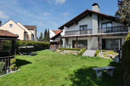 EF in Plattling mit Nebengebäude und Garage