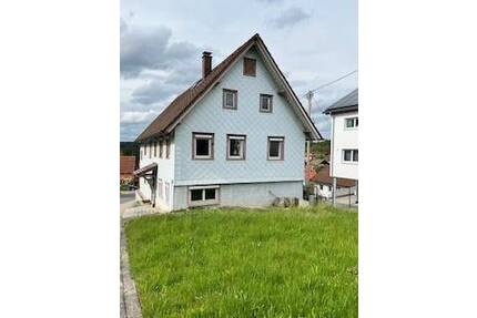 1-Familien-Wohnhaus mit großen Scheunenanbau. SOFORT FREI. Großes WOHNRAUM- Ausbaupotenzial - Niedereschach