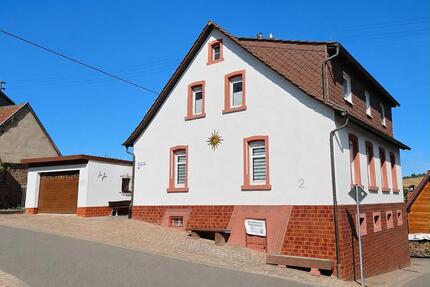 Freistehendes Einfamilienhaus, Garten, Garagen und Loggia - Winnweiler