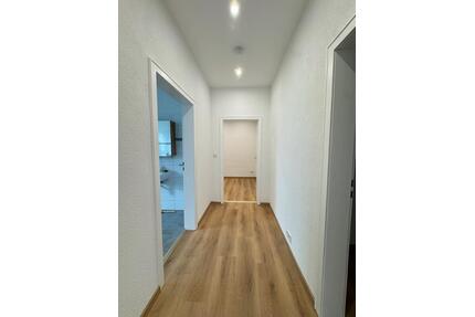 Frisch renovierte 2-Zimmer-Wohnung | Neue EBK | EG | Groß-Zimmern