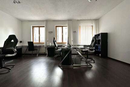 Büro in Coburg 898,00 € 97 m² - 898,00&nbsp;EUR Kaltmiete, ca.&nbsp; 97,00&nbsp;m&sup2; in Coburg (PLZ: 96450)