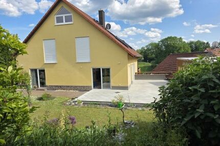 Wohn- und Geschäftshaus mit Lagerflächen, herrlicher Blick, 3 Garagen-StPl, + 4 StPl, in 97534 Waigolshausen-Hergolshausen zwischen Würzburg Schweinfurt Volkach