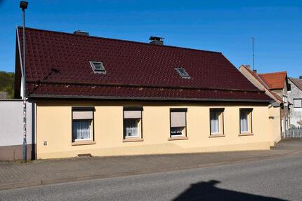 freistehendes Einfamilienhaus - 45.000,00&nbsp;EUR Kaufpreis, ca.&nbsp; 125,00&nbsp;m&sup2; in Ahlsdorf (PLZ: 06313)