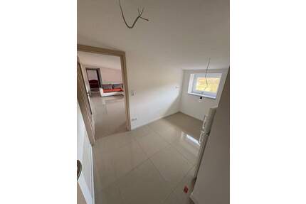 2-Zimmerwohnung im DG - mit 2 Garage und 2 Pkw-Stellplätzen - Grafenwiesen Berghäuser