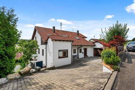 Wohnen mit Weitblick: Doppelhaushälfte in traumhafter Hanglage von Simmozheim