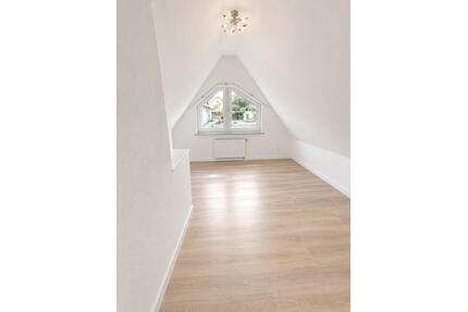 Helle 3- Zimmer Dachgeschosswohnung mit Balkon – frisch renoviert - Seitingen-Oberflacht