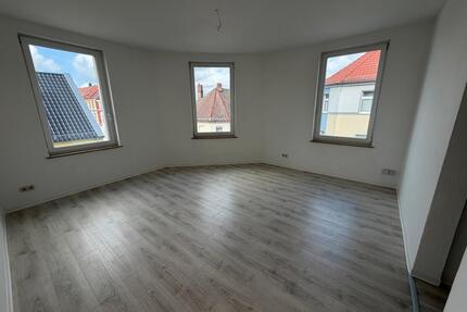 renovierte helle 3,5-Zimmer-Wohnung mit zwei Bädern und Balkon - Dessau-Roßlau Brambach