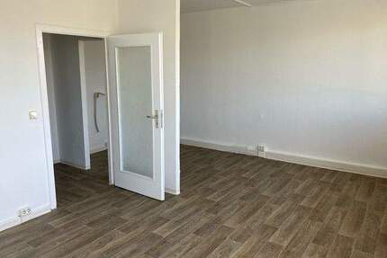 Dreiraumwohnung mit Ausblick - 347,00&nbsp;EUR Kaltmiete, ca.&nbsp; 58,10&nbsp;m&sup2;&nbsp;Wohnfl&auml;che in Gera (PLZ: 07549) Lusan