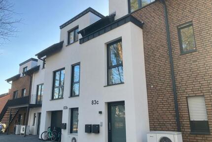 Zentral mieten in Schloß Holte-Stukenbrock: Familienfreundliches Neubau-Reihenhaus mit 166 m² Wfl. zzgl. 26 m² Spitzboden | Kleingarten, Terrasse + Dachterrasse | Keller, Garage, optionaler STP