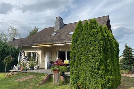 Ihr neues Zuhause: Einfamilienhaus mit Garten, Pool und Doppelgarage provisionsfrei in Altenburg zu verkaufen! - Thüringen - Altenburg