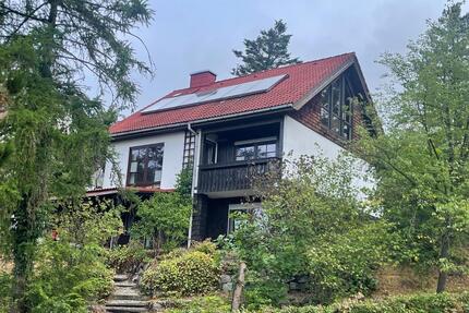 Charmantes Haus mit großem Naturgarten und Blick über Hof