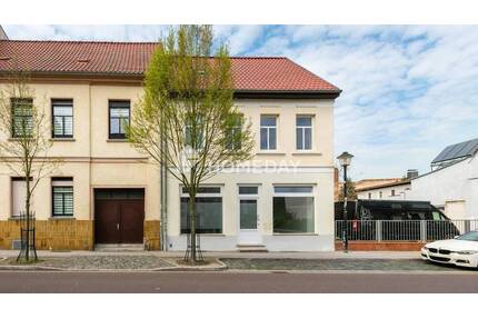 Wohnen und Arbeiten unter einem Dach: Gepflegtes Stadthaus mit Balkon im Herzen von Burg