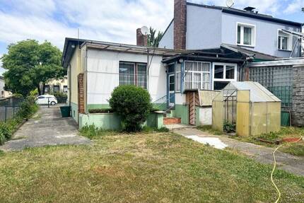 Großes Grundstück (540m²) mit sanierungsbedürftigem, unterkellertem Haus und Nebengelass (Ausbaureserve) - Berlin Alt-Hohenschönhausen