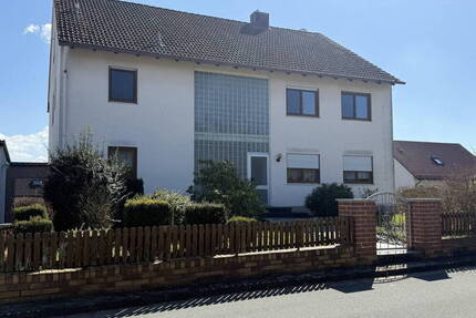2-3 Familienhaus zur variablen Nutzung in ruhiger Lage, DG Wohnung erweiterbar - Uehlfeld