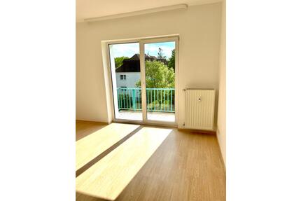 SEHR SCHÖNE NEU RENOVIERTE 2 ZIMMER RAUM WOHNUNG MIT BALKON! - Jüterbog