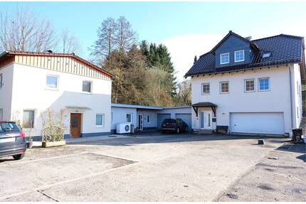 Exklusives Angebot: 2 Häuser, 1 Büroeinheit, 3 Garagen, Hof und Garten in Richelsdorf ! - Wildeck / Richelsdorf