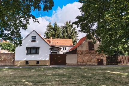 Grundstück mit altem Haus - 39.000,00&nbsp;EUR Kaufpreis, ca.&nbsp; 50,00&nbsp;m&sup2; in Ballenstedt (PLZ: 06493)