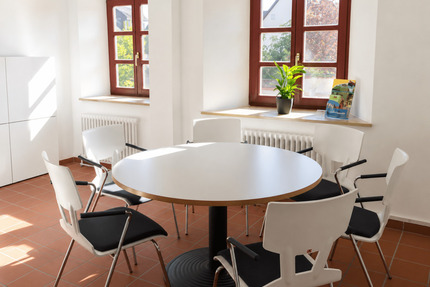 Charmante Büro-, Praxisräume etc., im 1. OG einer Gewerbeeinheit im Ortskern von Wendelstein zu vermieten.
