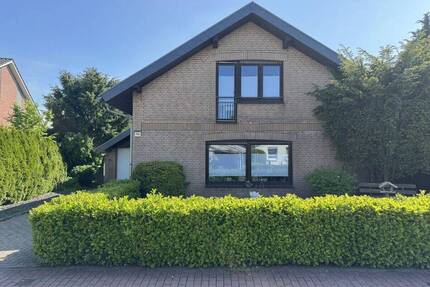 Familienglück auf grünem Grundstück: Charmantes Einfamilienhaus in zentraler Lage von Wiefelstede