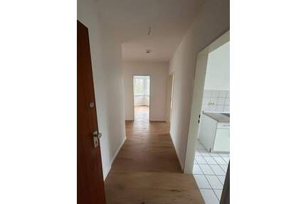 Bitte unsere Fragen beachten! HH-Farmsen, renovierte 2,5 Zimmer Wohnung im 2.OG mit Balkon - Hamburg Farmsen-Berne