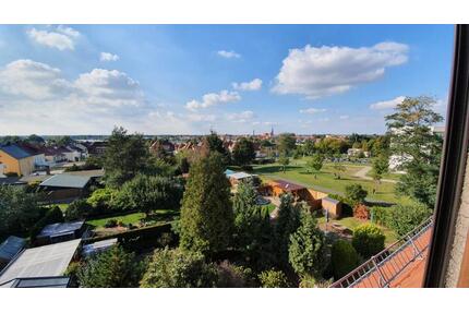 Sehr schöne 3-Raum-Dachgeschoss-Wohnung mit Einbauküche und Gartenabteil - Großenhain