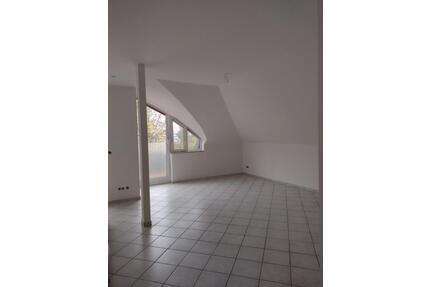 ruhig gelegene 2 Zimmer Dachgeschosswohnung, frisch renoviert - Bad Segeberg