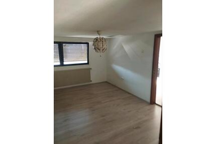 Helle 33m² DG-Wohnung 1 ZKB in Zemmer +40m² Speicher +Stellplatz