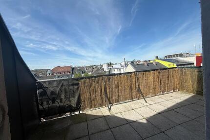 Wohnen über den Dächern von Hof: Stilvolle 3-Zimmer-Wohnung mit zwei Balkonen & Einbauküche - sofort verfügbar - ca. 135m²