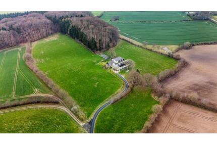 Dein Traum vom Landleben: Resthof mit 6 Hektar Grünland in Böklund