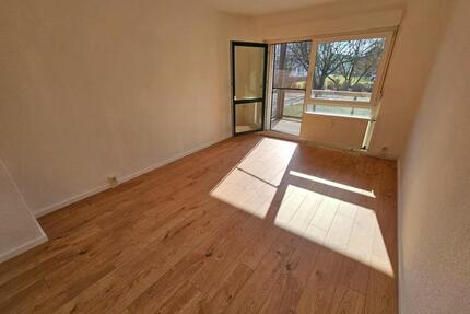 ERSTBEZUG nach Renovierung inkl. 3 Zimmern + Tageslichtbad mit Dusche + Balkon + Laminat - Burg