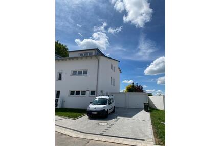 Moderne Neubau‑DG‑Wohnung mit Einbauküche & Garage in ruhiger Lag - Kemnath