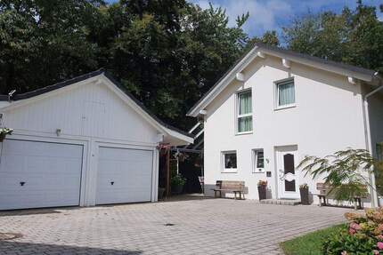 In GRÜNER und RUHIGER Lage -- Modernes EINFAMILIENHAUS mit 2 GARAGEN - Waldkraiburg