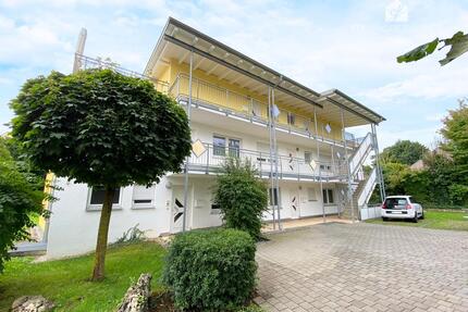 Altstadtnahe 3-Zi.-Wohnung mit Balkon, Einbauküche und zwei Tiefgaragenstellplätzen - Nördlingen