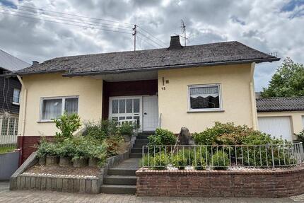 Haus mit Doppelgarage - 185.000,00&nbsp;EUR Kaufpreis, ca.&nbsp; 170,00&nbsp;m&sup2; in Kastellaun (PLZ: 56288)
